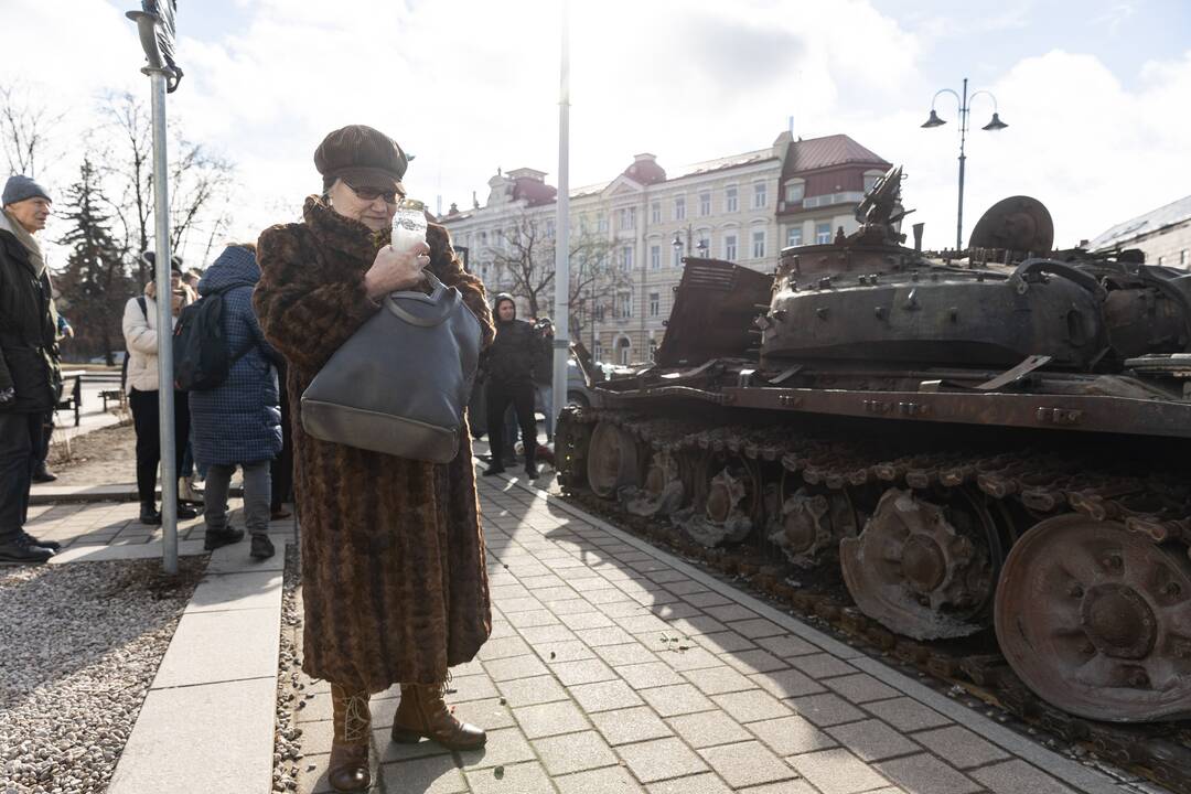 Prie rusų tanko – lankytojai su žvakėmis ir gėlėmis