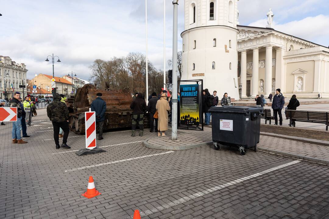 Prie rusų tanko – lankytojai su žvakėmis ir gėlėmis