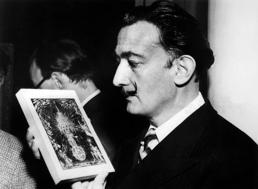 1989 m. mirė vienas iš žymiausių siurrealizmo atstovų, ispanų dailininkas Salvadoras Dali. Gimė 1904 m.