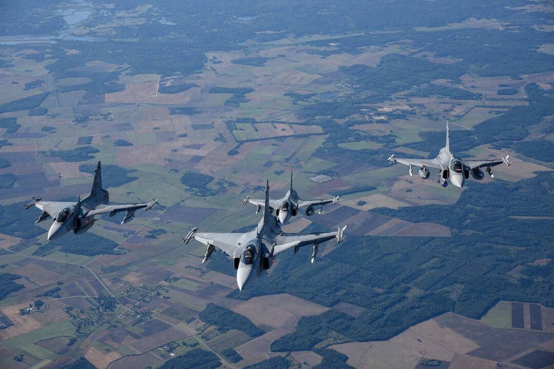 NATO naikintuvai tris kartus kilo patruliuoti ir lydėti Rusijos orlaivių