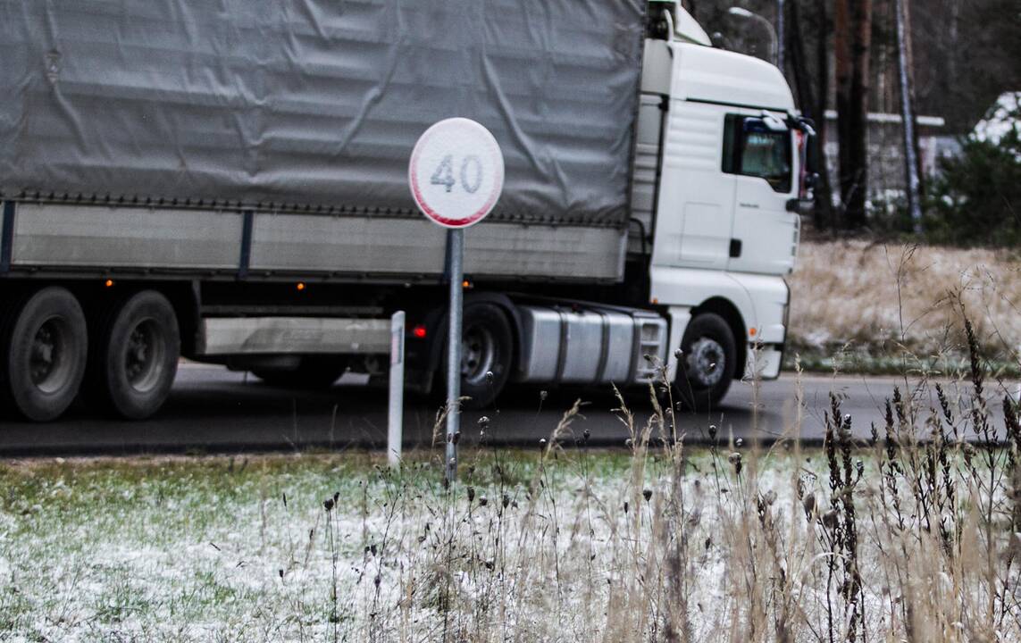 Įspėja: mažesnio intensyvumo keliuose – dar slidu