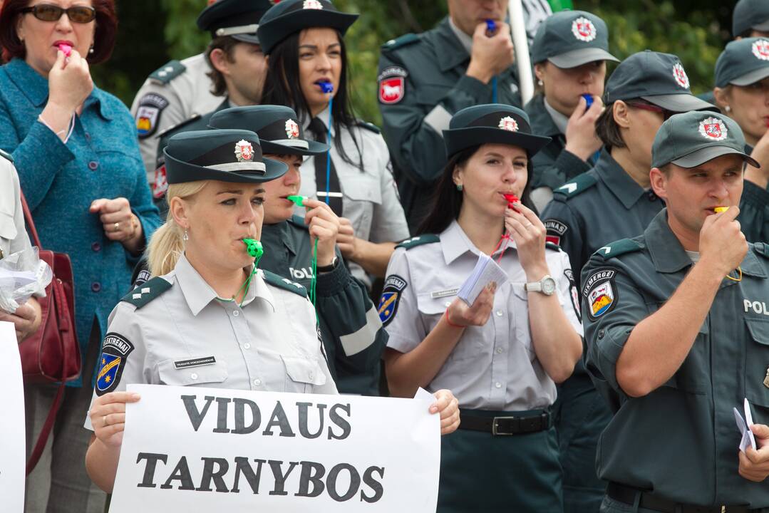 Pareigūnai rengia protestą prie Vyriausybės: dabartinė situacija – graudžiai komiška