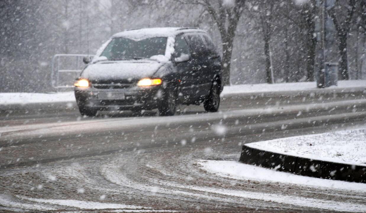 Naktį daug kur eismo sąlygas sunkins lietus arba šlapdriba