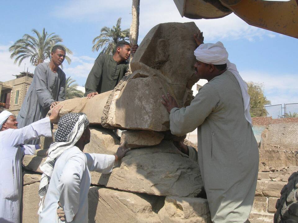 2010 m. Egipto archeologai Luksore atrado į deivės motinos Mut šventyklą vedusį kelią, palei kurį buvo išrikiuotos sfinksų statulos