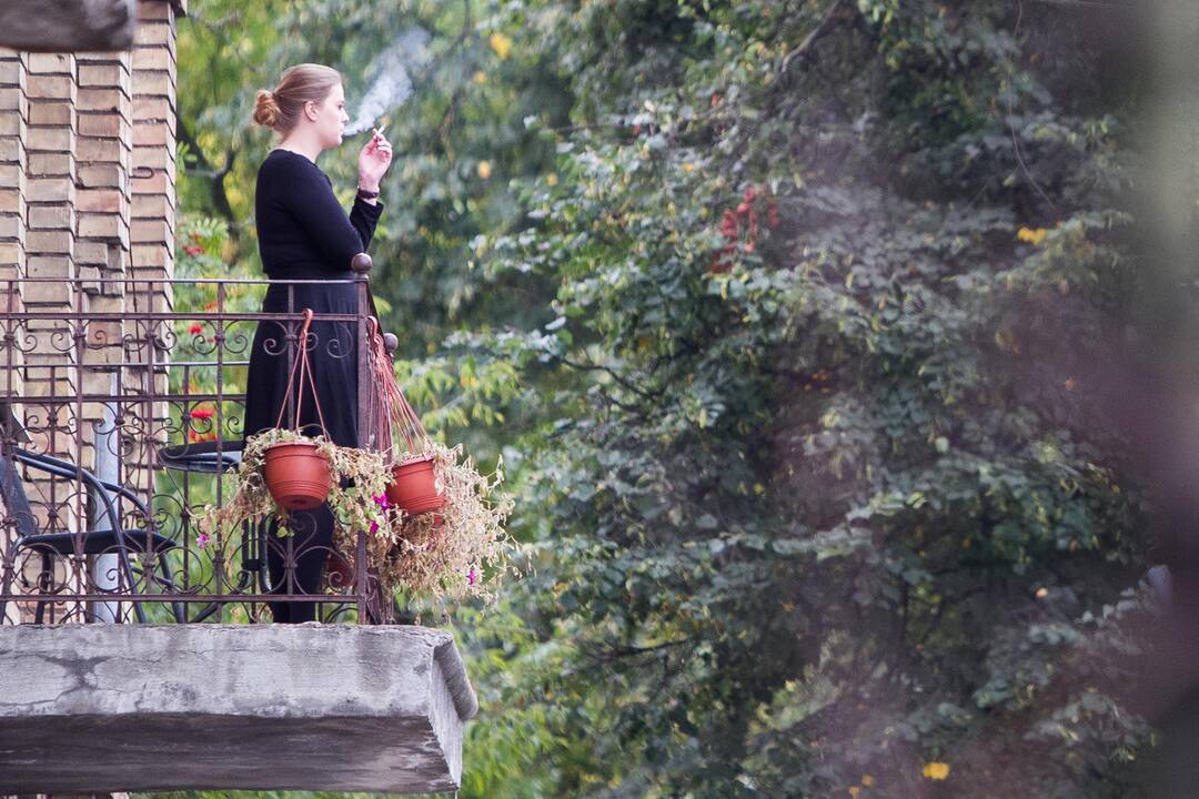 Ne visi pritaria draudimui rūkyti namų balkonuose ir terasose