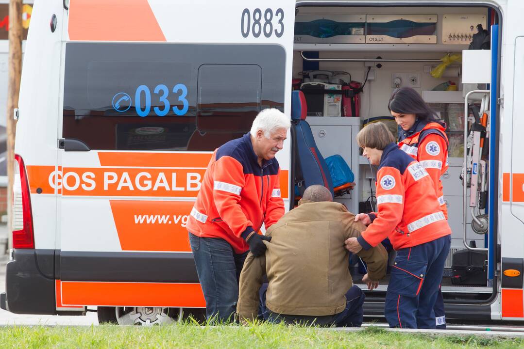 Bute tarp vyrų kilo konfliktas: medikams teko tvarstyti sužalojimus peiliu