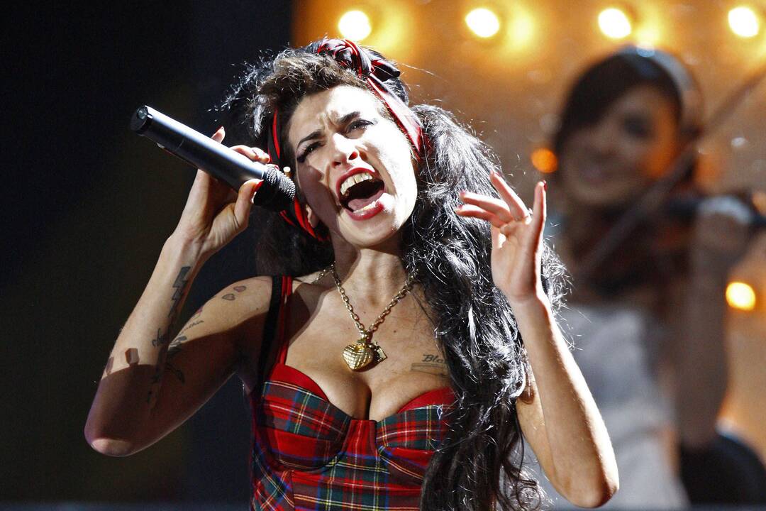 1983 m. gimė britų soul muzikos atlikėja Amy Jade Winehouse