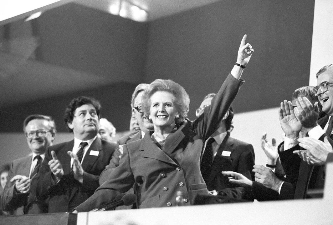 1990 m. po 11 metų iš Didžiosios Britanijos premjerės pareigų atsistatydino Margaret Thatcher