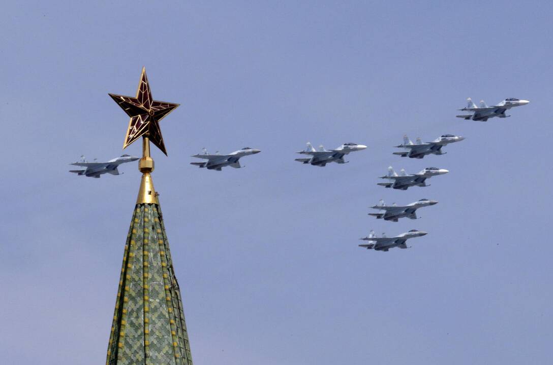 NATO naikintuvai šešis kartus kilo atpažinti ir lydėti Rusijos orlaivių