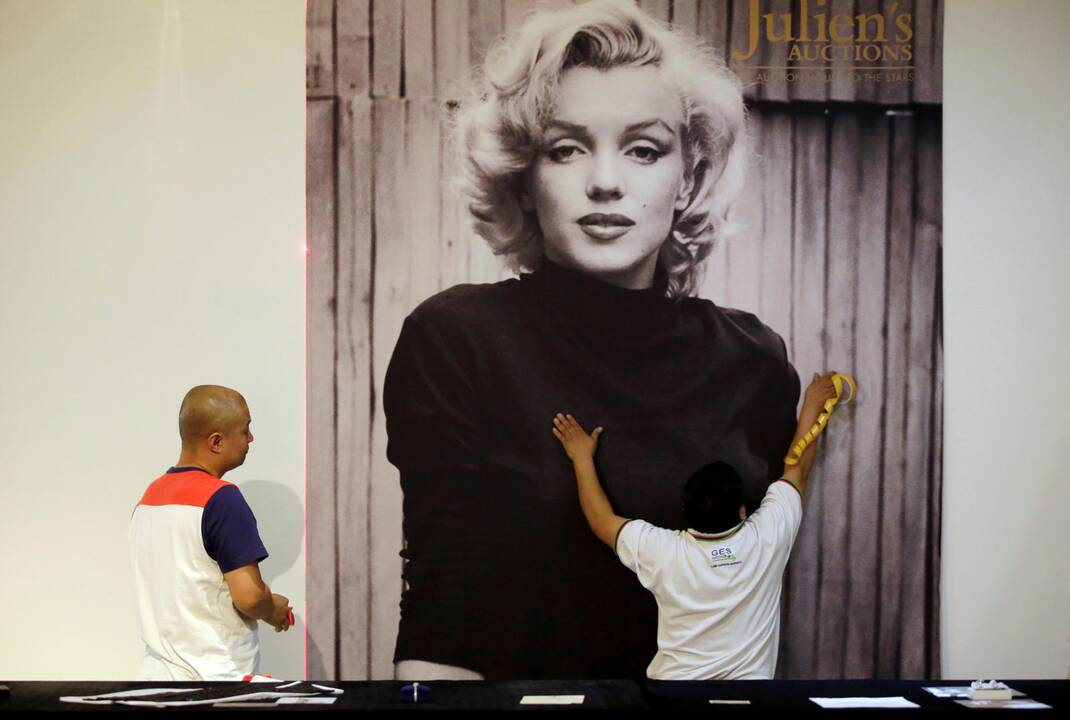 1962 m. savo namuose Los Andžele rasta negyva JAV kino žvaigždė Marilyn Monroe, perdozavusi miegamųjų piliulių.
