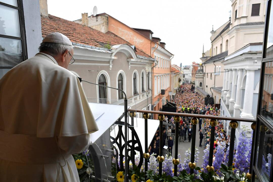 Popiežius meldėsi Aušros Vartų koplyčioje