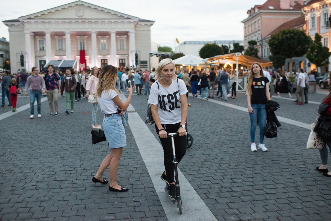Paaiškinimai akcijos plakatuose išduoda, kad jos rengėjai puikiai suvokia, jog šie žodžiai turi ir labai aiškią vulgarią potekstę.