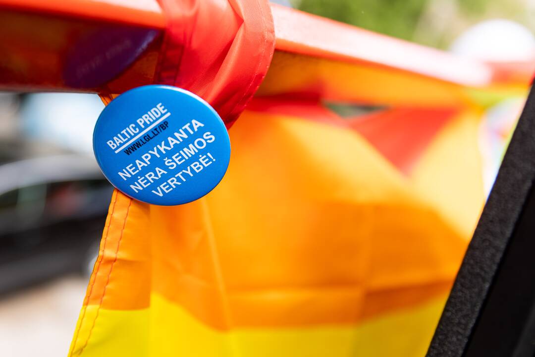 Pajudėjo „Baltic Pride“ Vaivorykštės autobusas