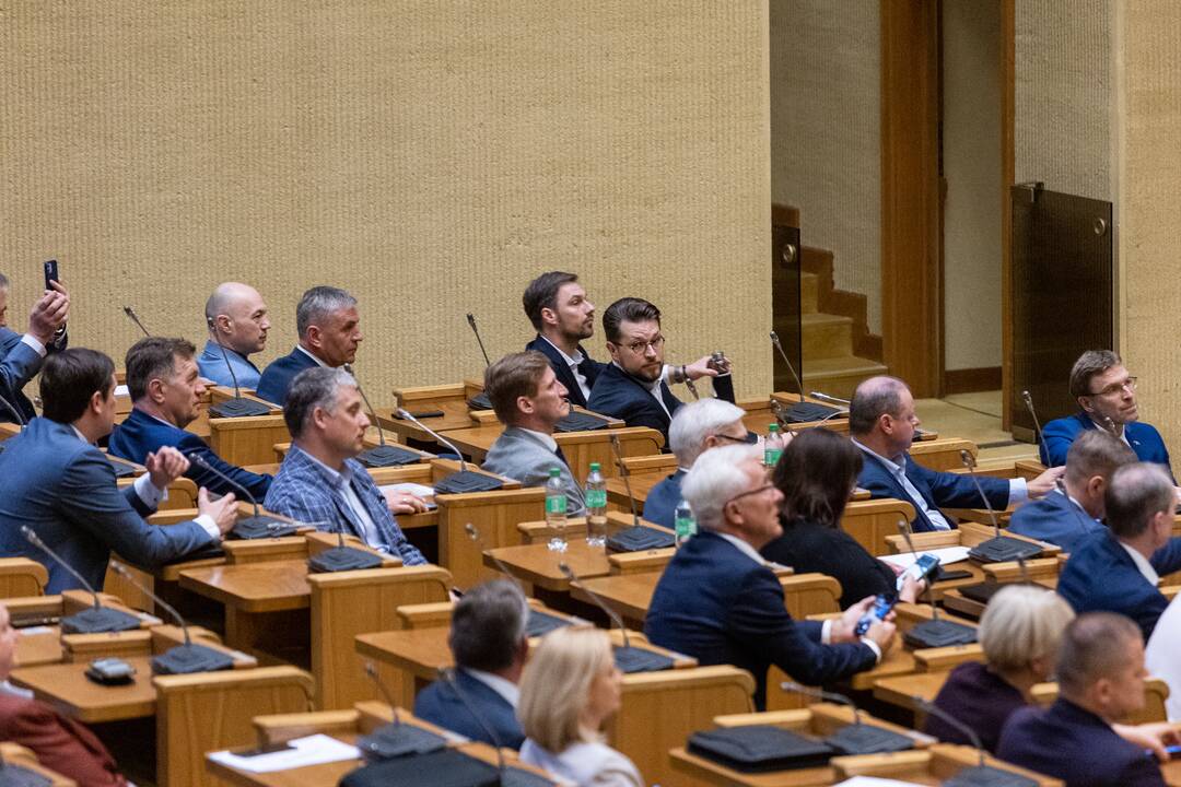 Opozicijos protestas: dirba kitoje salėje