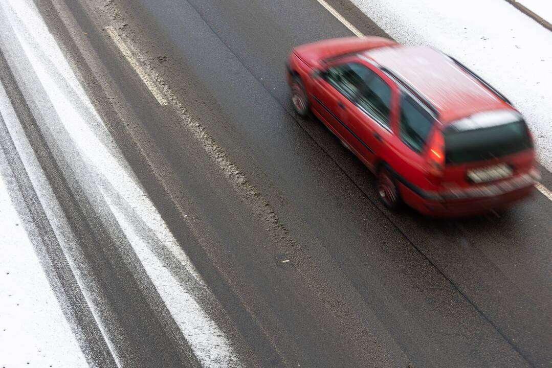 Kelininkai įspėja: naktį eismo sąlygas sunkins plikledis