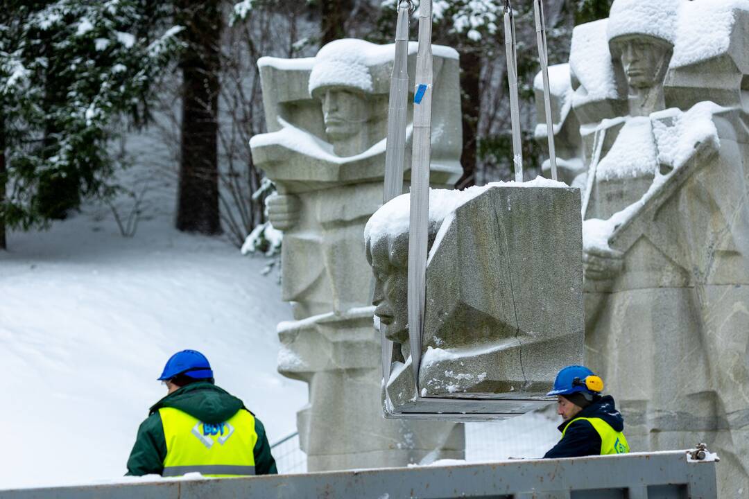 Antakalnio kapinėse nukeltos sovietinės skulptūros