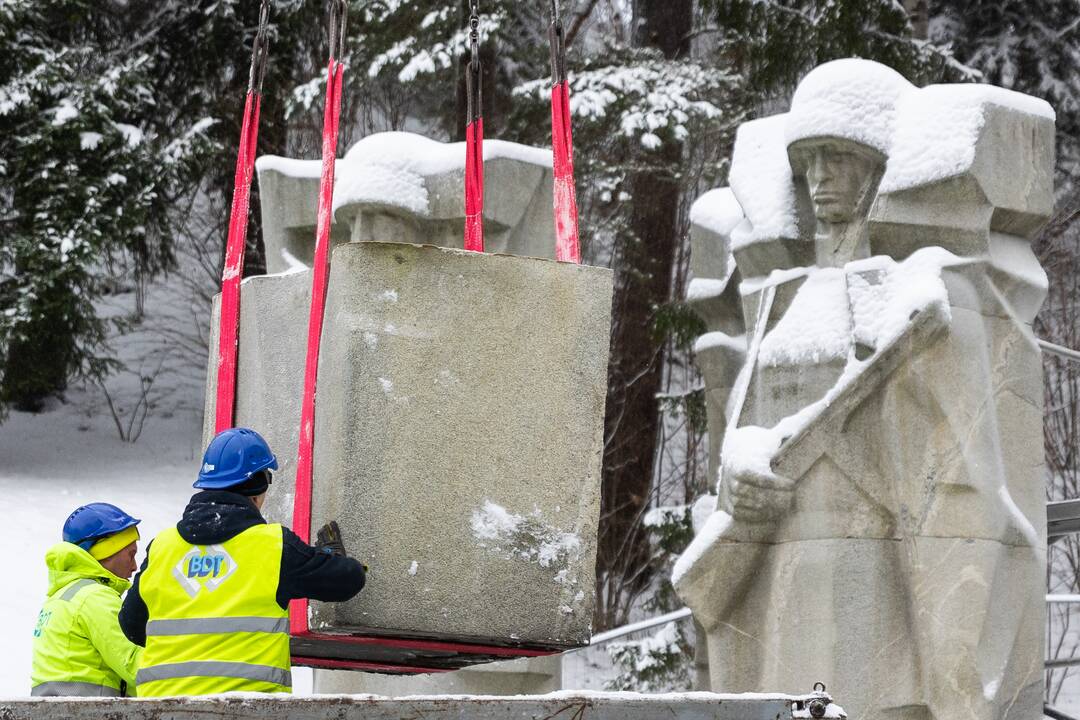 Antakalnio kapinėse nukeltos sovietinės skulptūros