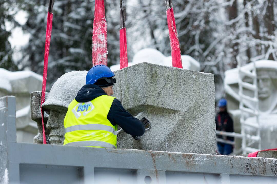 Antakalnio kapinėse nukeltos sovietinės skulptūros