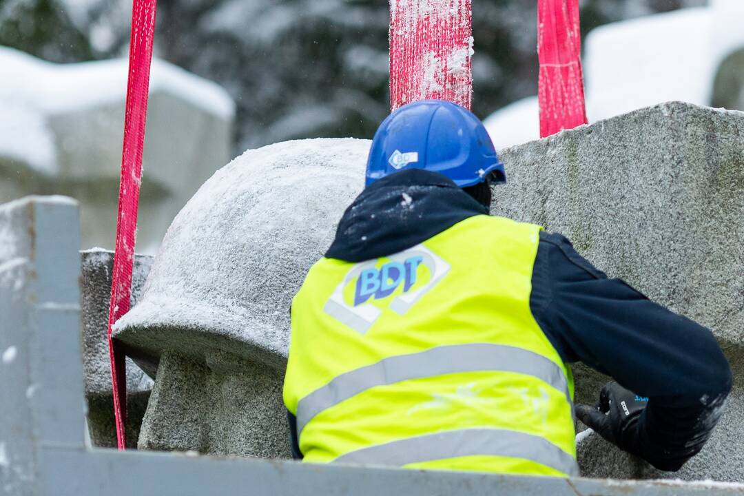 Antakalnio kapinėse nukeltos sovietinės skulptūros