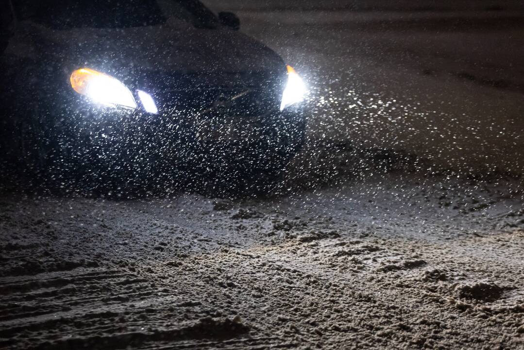 Įspėja vairuotojus: naktį eismo sąlygas vietomis sunkins plikledis ir rūkas