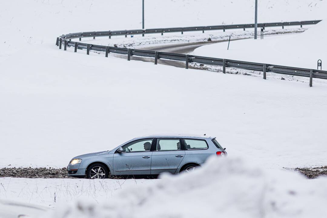 Lietuvoje eismą apsunkino plikledis