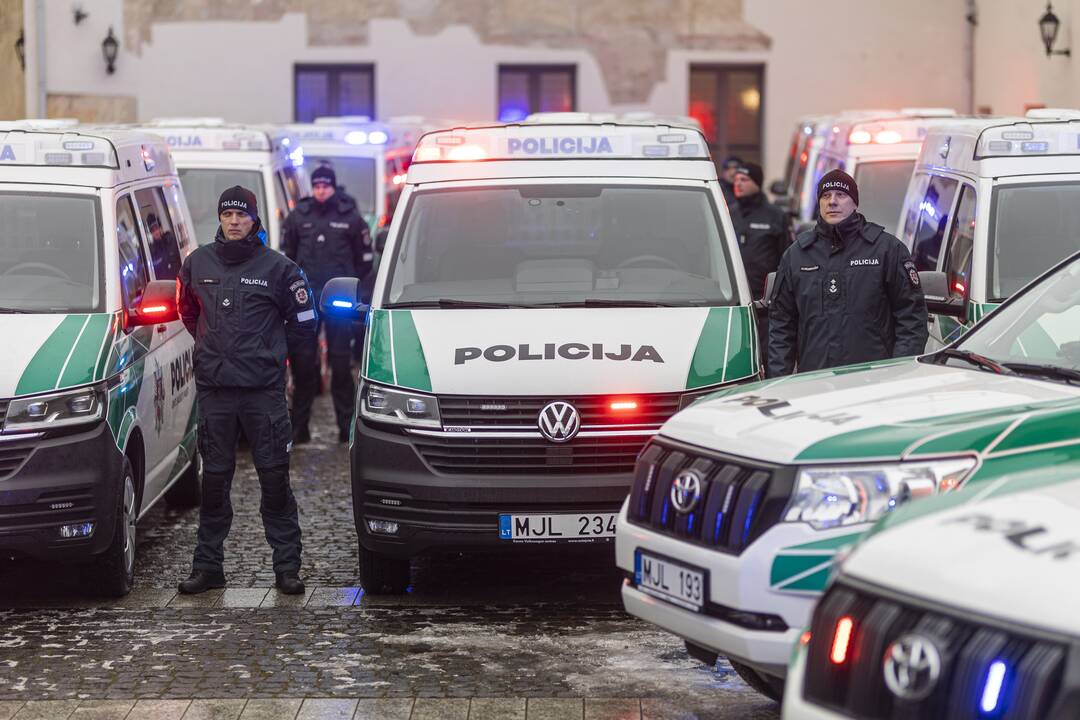 Policijos pareigūnams perduoti nauji tarnybiniai automobiliai