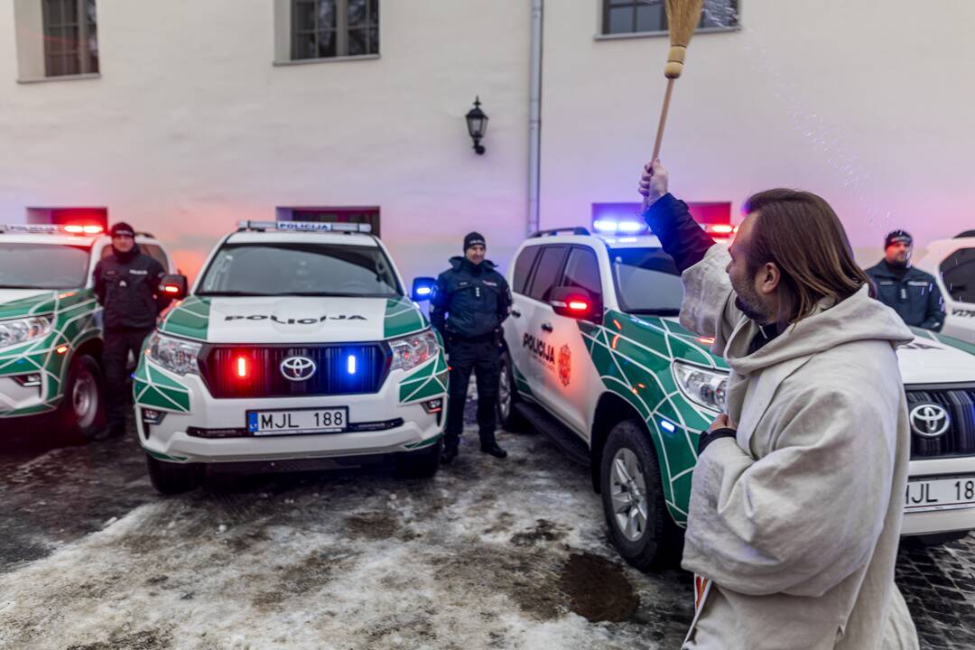 Policijos pareigūnams perduoti nauji tarnybiniai automobiliai