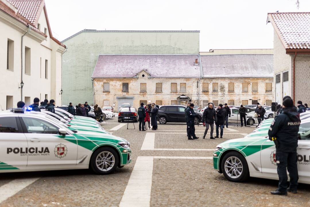 Policijai perduota NATO viršūnių susitikimui įsigytų automobilių