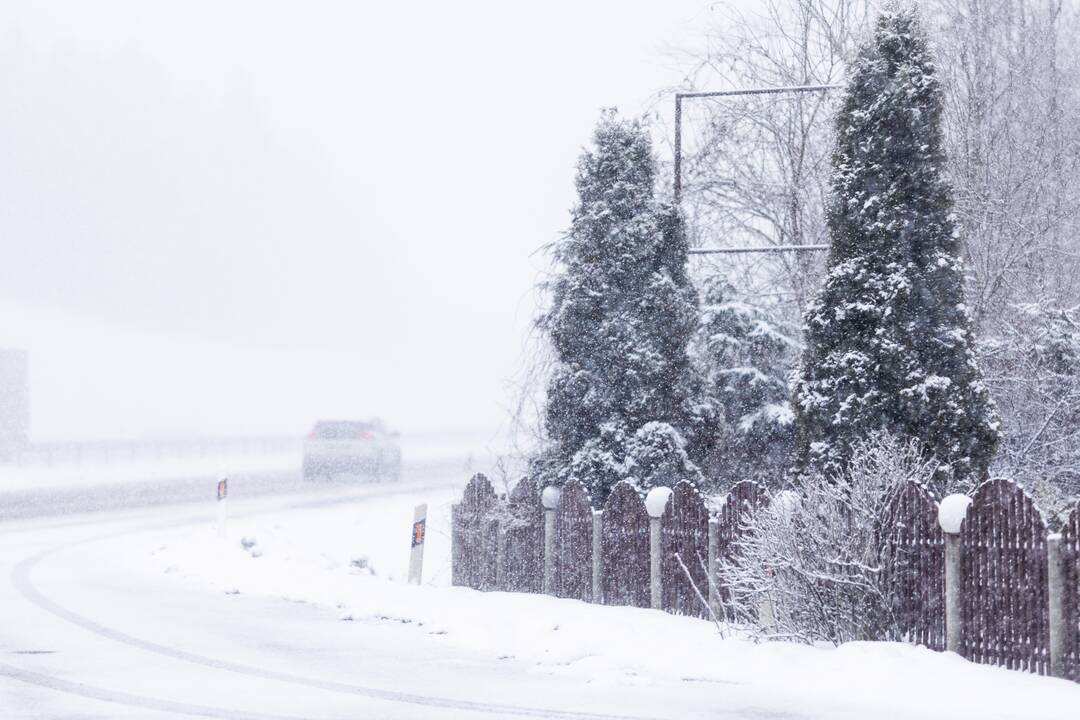 Lietuvoje eismo sąlygas sunkino gausūs krituliai