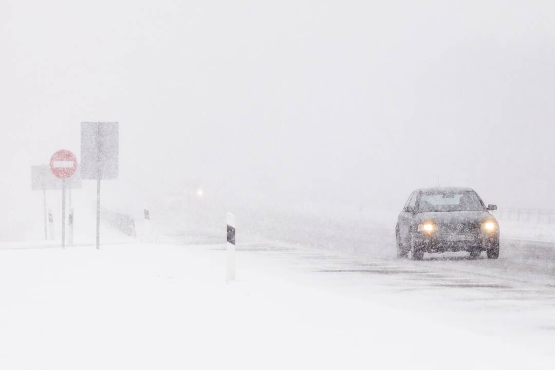 Lietuvoje eismo sąlygas sunkino gausūs krituliai