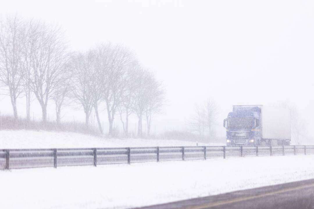 Lietuvoje eismo sąlygas sunkino gausūs krituliai