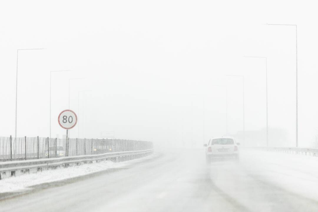 Lietuvoje eismo sąlygas sunkino gausūs krituliai