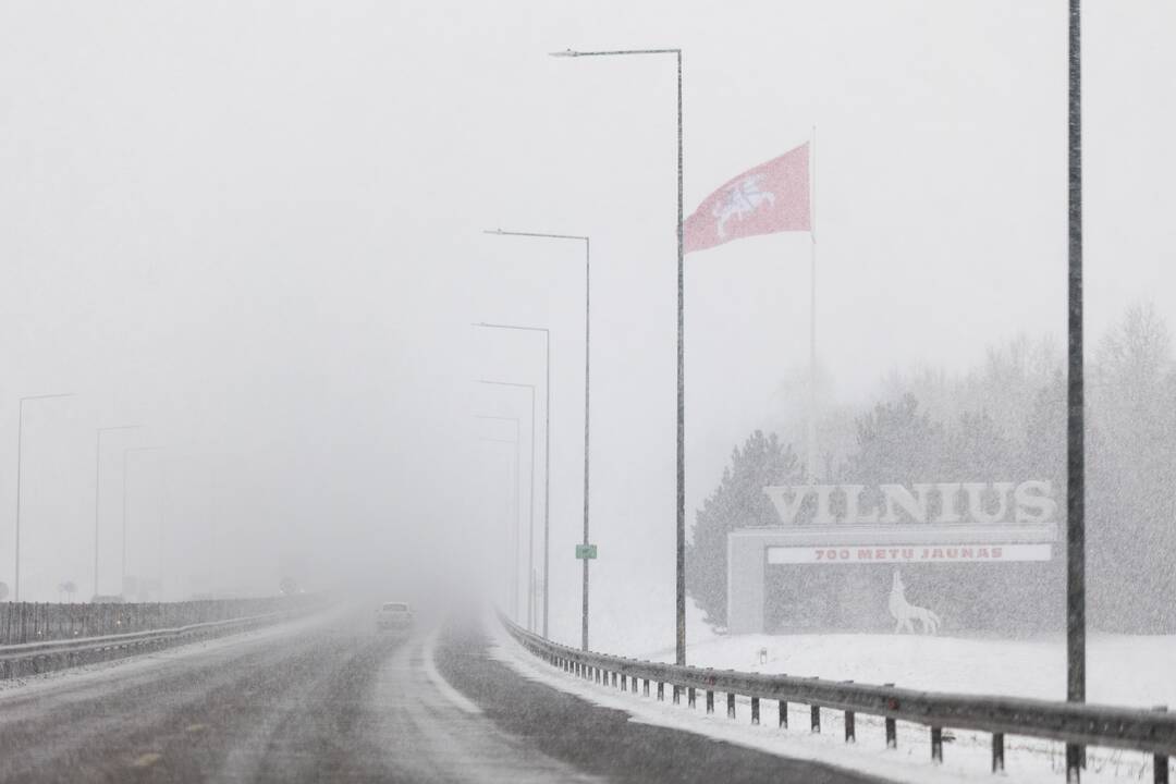 Lietuvoje eismo sąlygas sunkino gausūs krituliai