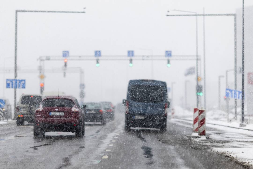 Lietuvoje eismo sąlygas sunkino gausūs krituliai