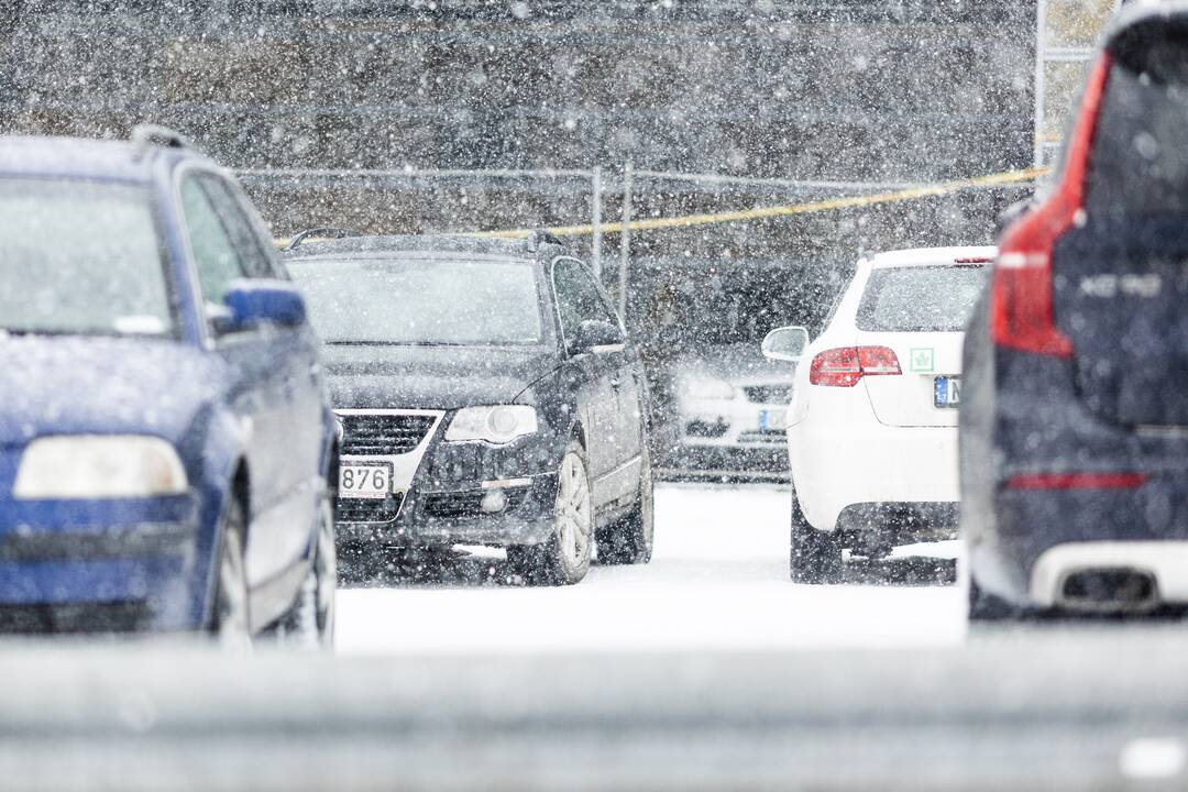 Lietuvoje eismo sąlygas sunkino gausūs krituliai