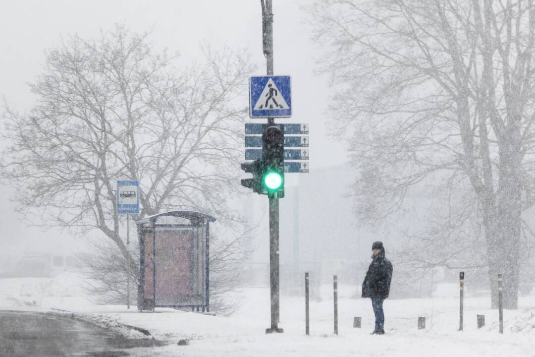 Lietuvoje eismo sąlygas sunkino gausūs krituliai