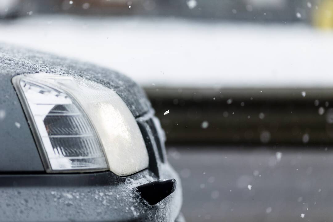Lietuvoje eismo sąlygas sunkino gausūs krituliai