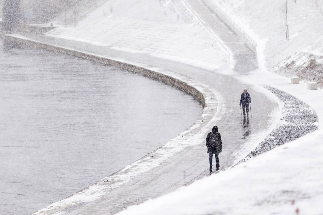 Lietuvoje eismo sąlygas sunkino gausūs krituliai