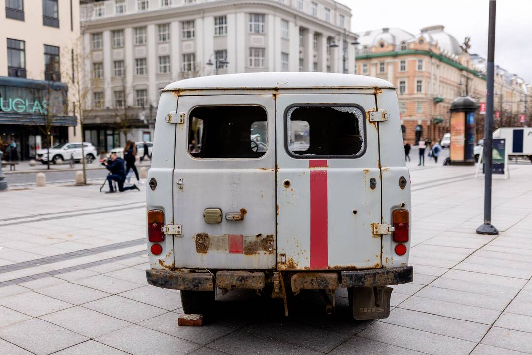 Sušaudytas greitosios pagalbos automobilis iš Ukrainos