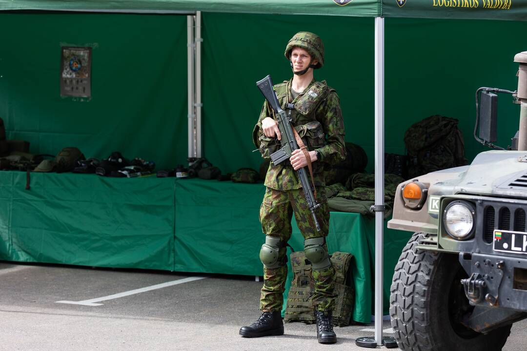 Pristatyta, kaip keitėsi kario aprūpinimas