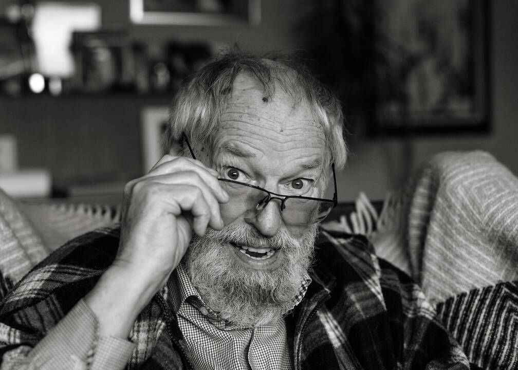 Pasak aktoriaus R.Adomaičio, lengva ranka atsisakome, ką gero esame sukūrę, – viską be atodairos išmetame į užmarštį, į šiukšlyną.