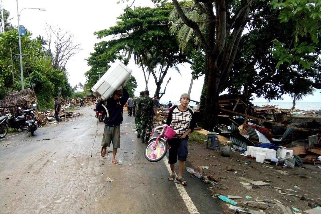 Indonezijai smogė cunamis