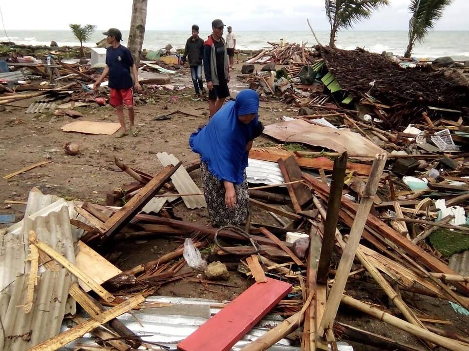 Indonezijai smogė cunamis