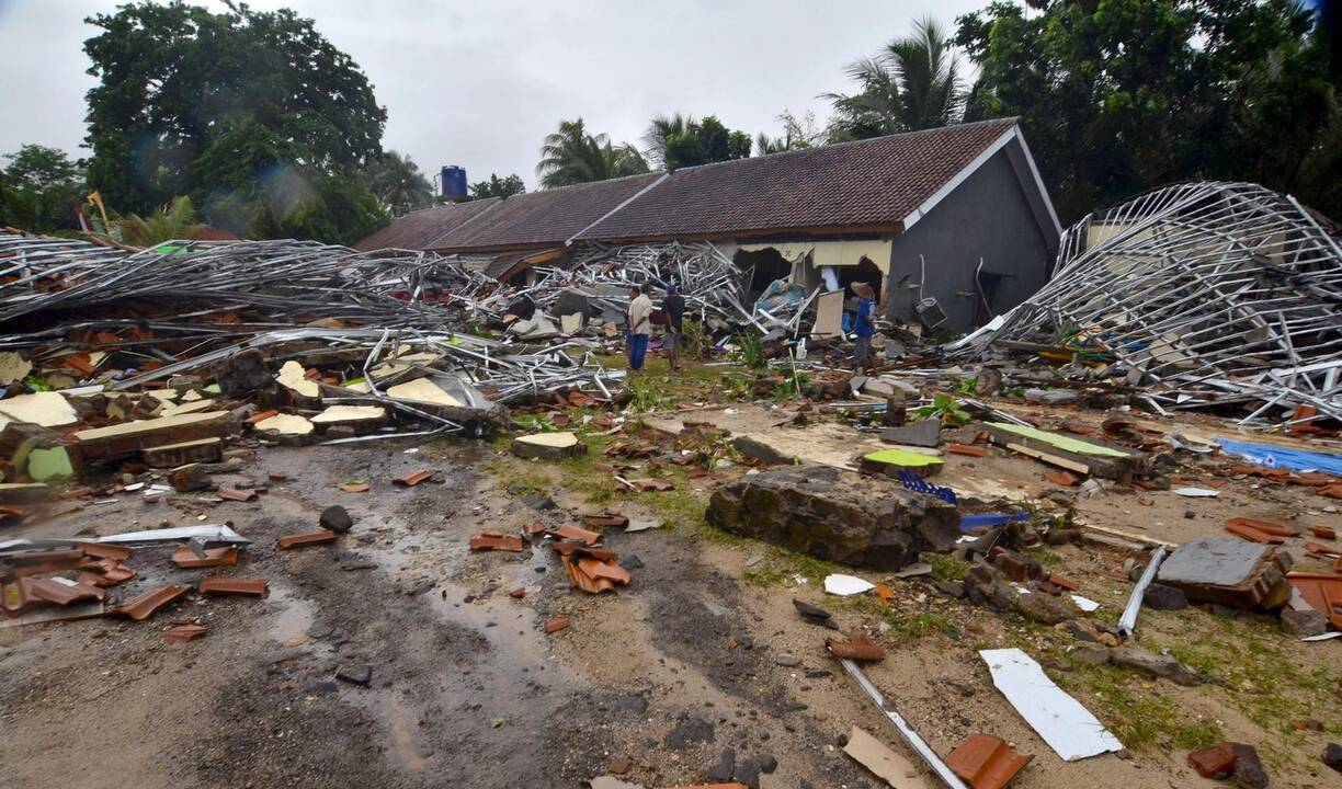 Indonezijai smogė cunamis