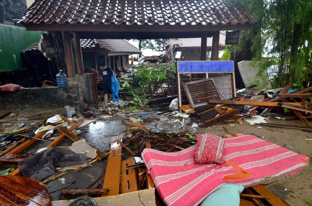 Indonezijai smogė cunamis