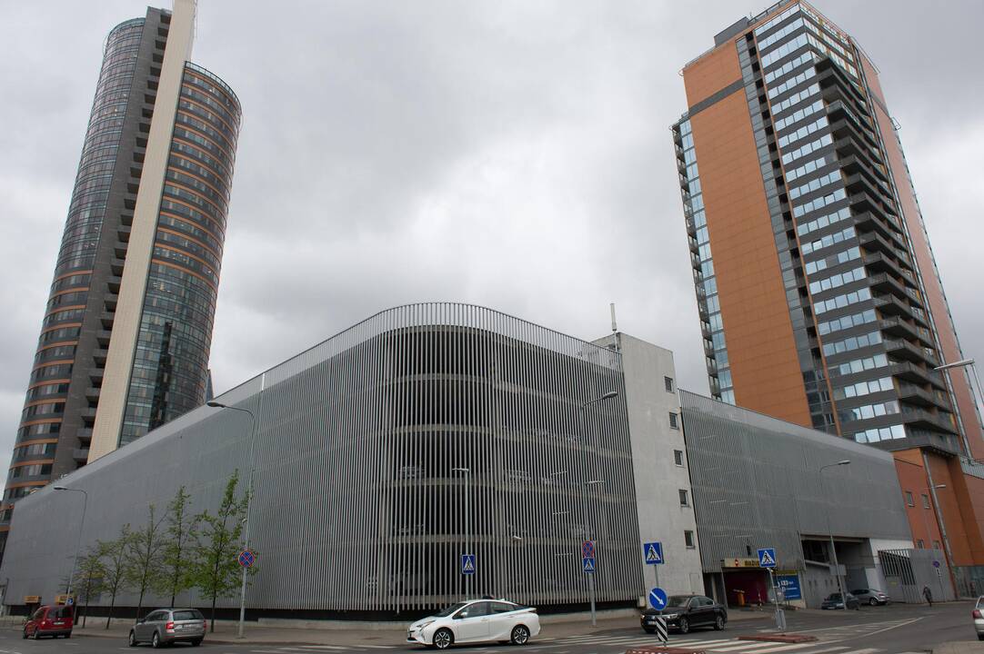 Nelaimė Lvovo gatvėje parodė, kokią grėsmę tokie statiniai kelia ne tik jais besinaudojantiems vairuotojams, bet ir atsitiktiniams praeiviams.