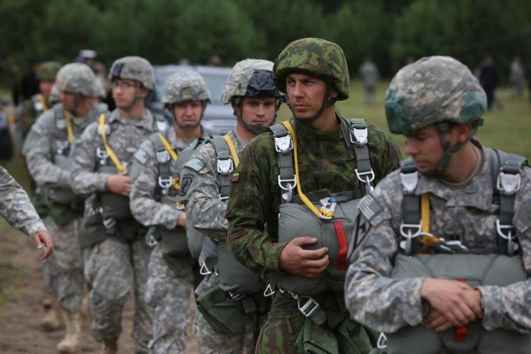 Pabradėje Lietuvos ir JAV kariai dalyvaus parašiutinio rengimo pratybose