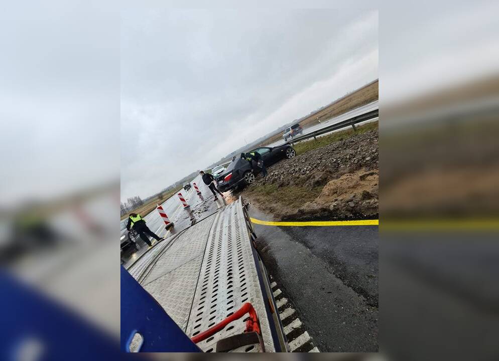 Antrąją Velykų dieną pajūryje iškritęs sniegas pridarė bėdų vairuotojams