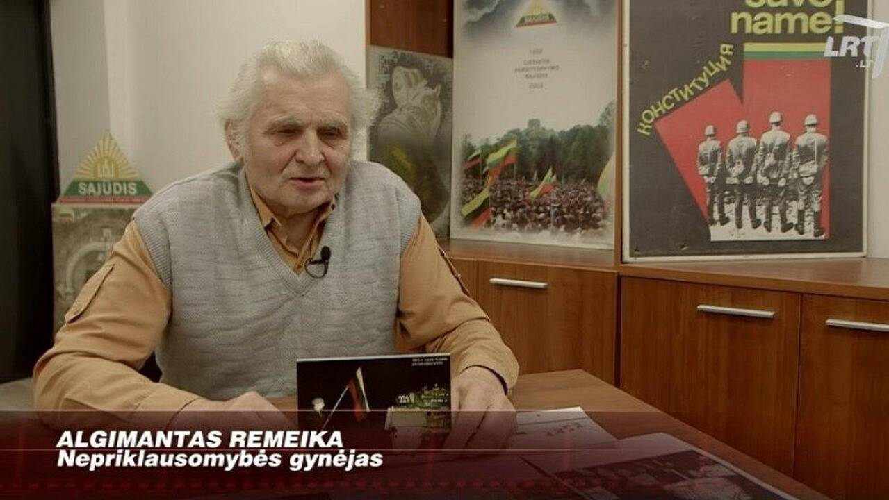 Žmogus, prieš tankus stojęs su vėliava rankose