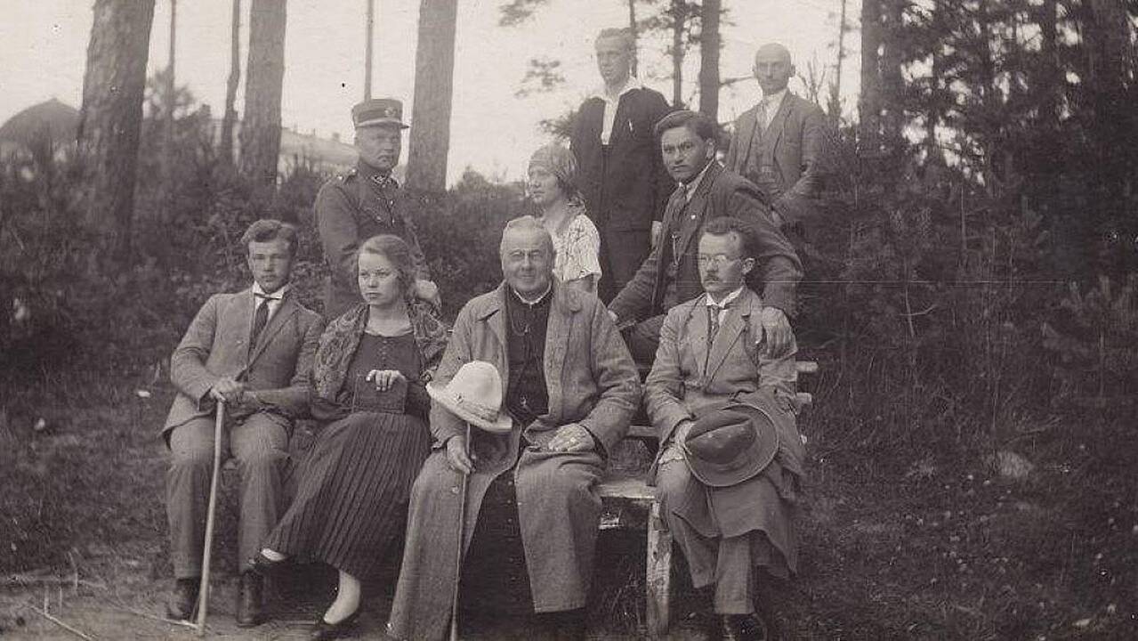 Ir būdamas kunigas, Maironis žavėjosi moterimis